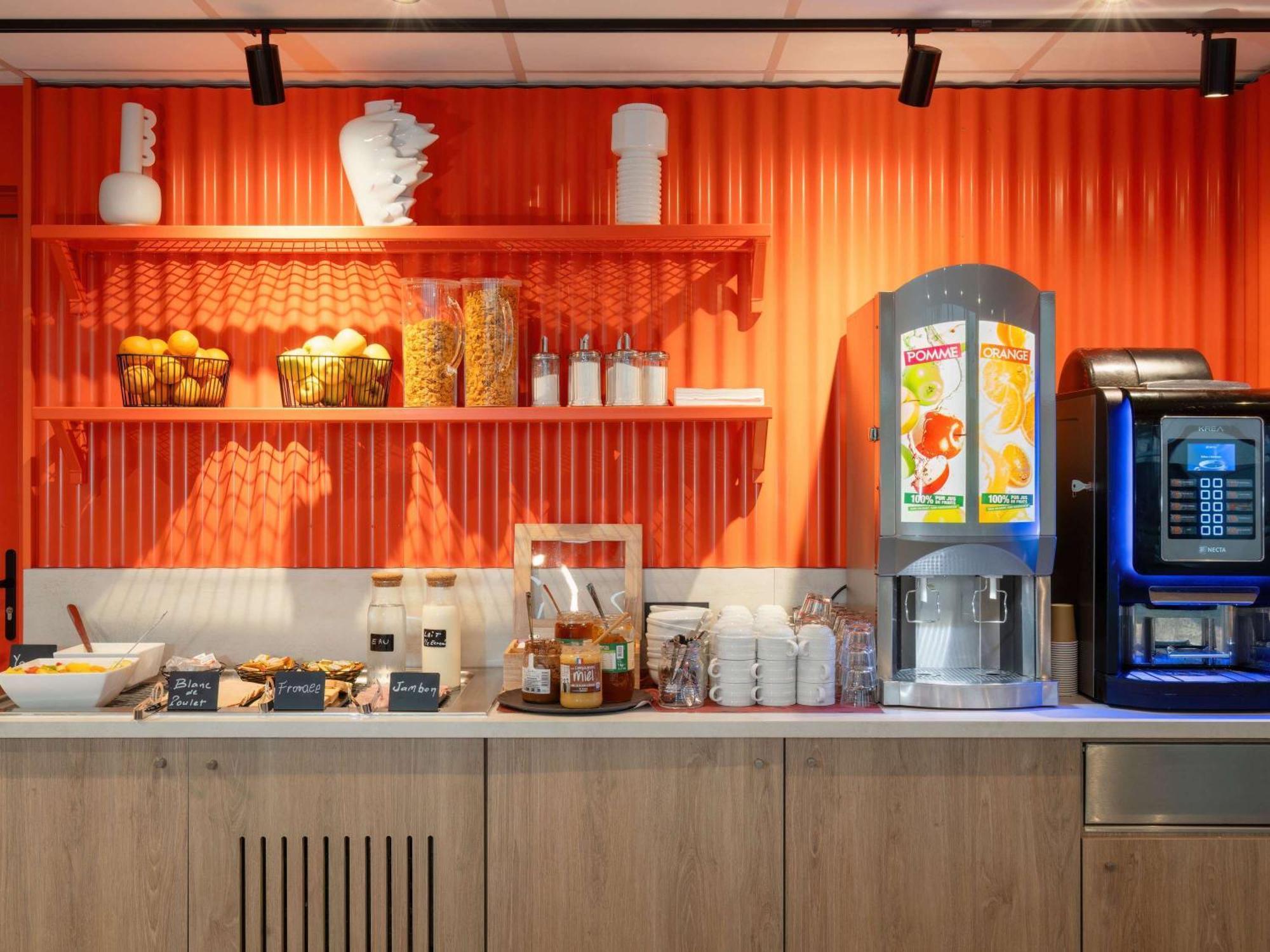 Ibis Budget Pertuis Portes Du Luberon Bagian luar foto