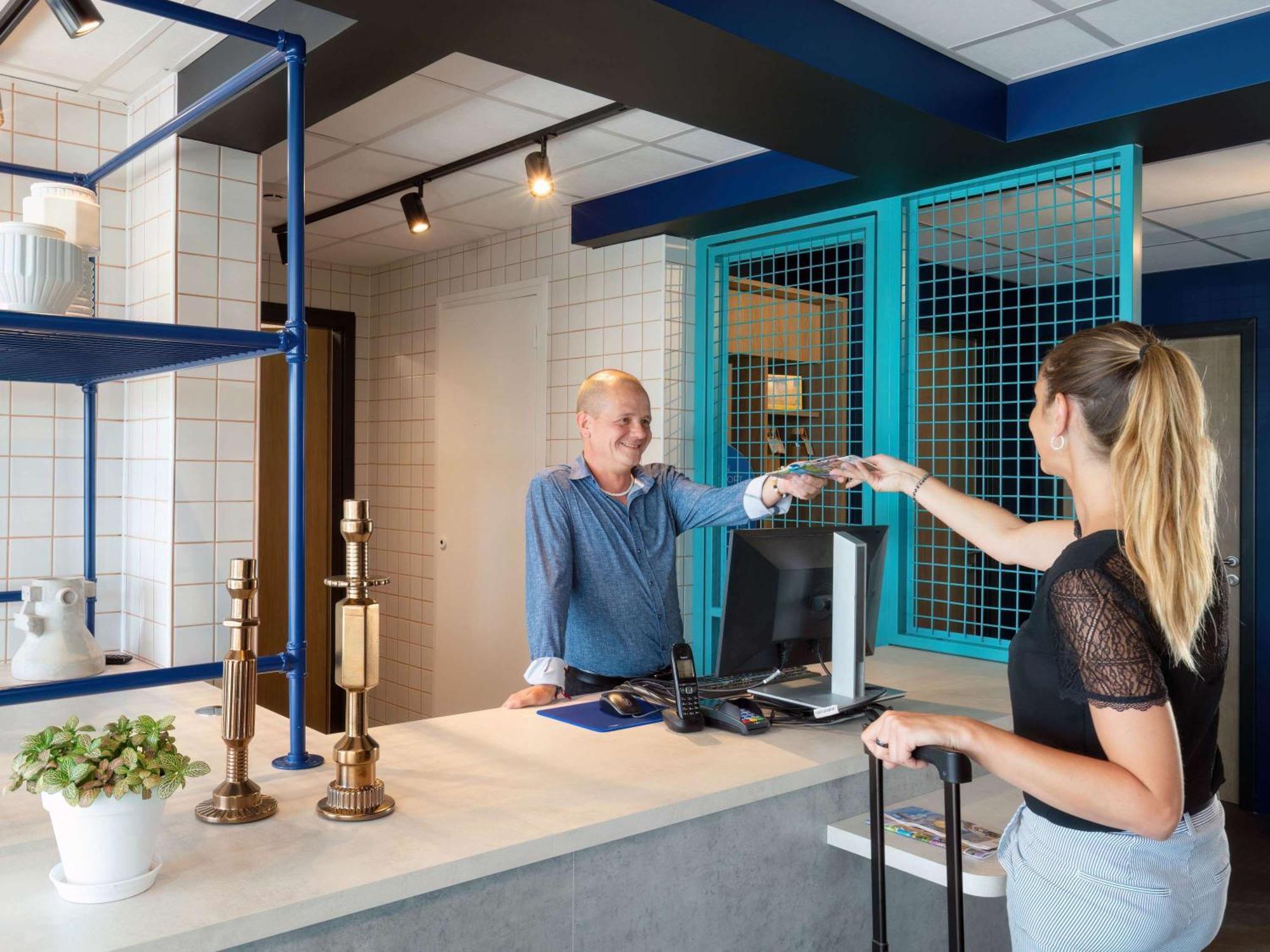 Ibis Budget Pertuis Portes Du Luberon Bagian luar foto