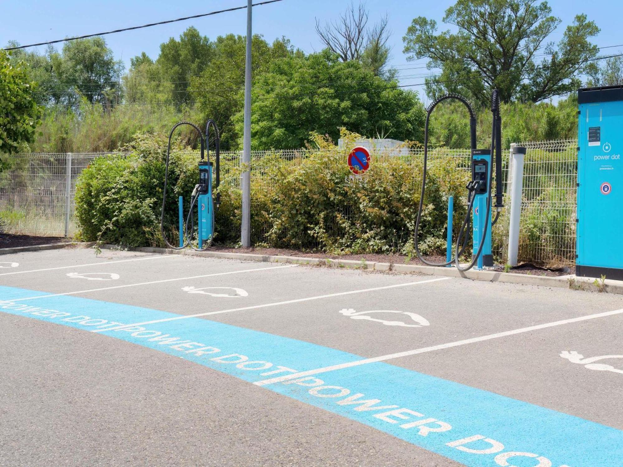 Ibis Budget Pertuis Portes Du Luberon Bagian luar foto