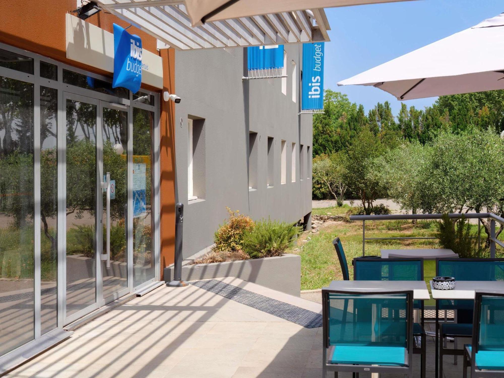 Ibis Budget Pertuis Portes Du Luberon Bagian luar foto
